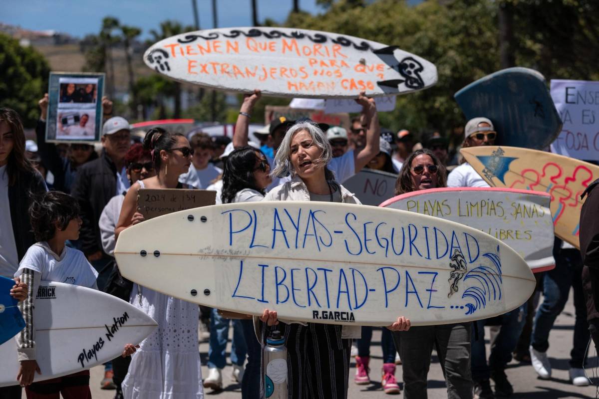 Decenas de surfistas protestaron en Baja California exigiendo más seguridad en la región.