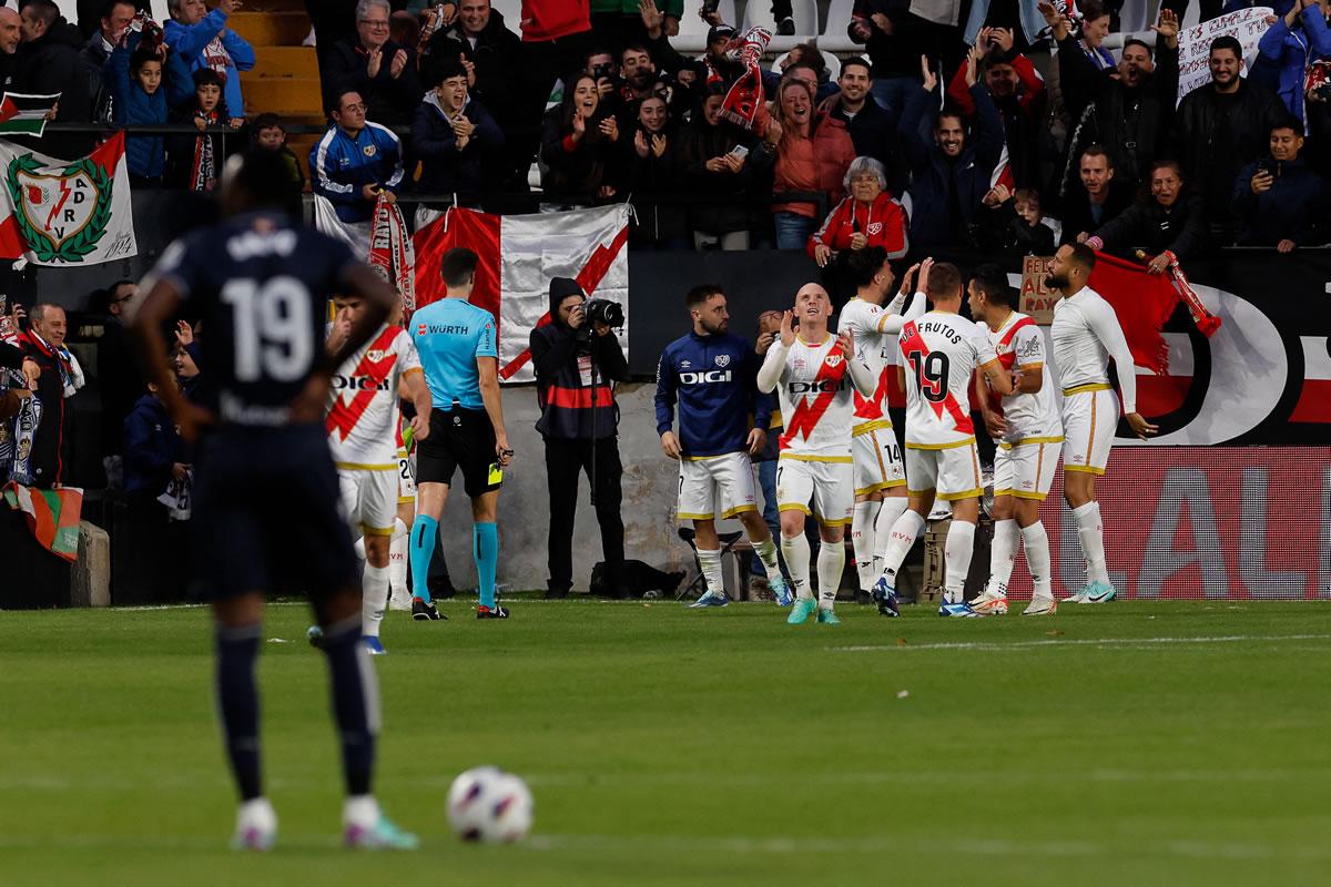 El Rayo Vallecano rescató un empate 2-2 ante la Real Sociedad con gol del caboverdiano Bebé.