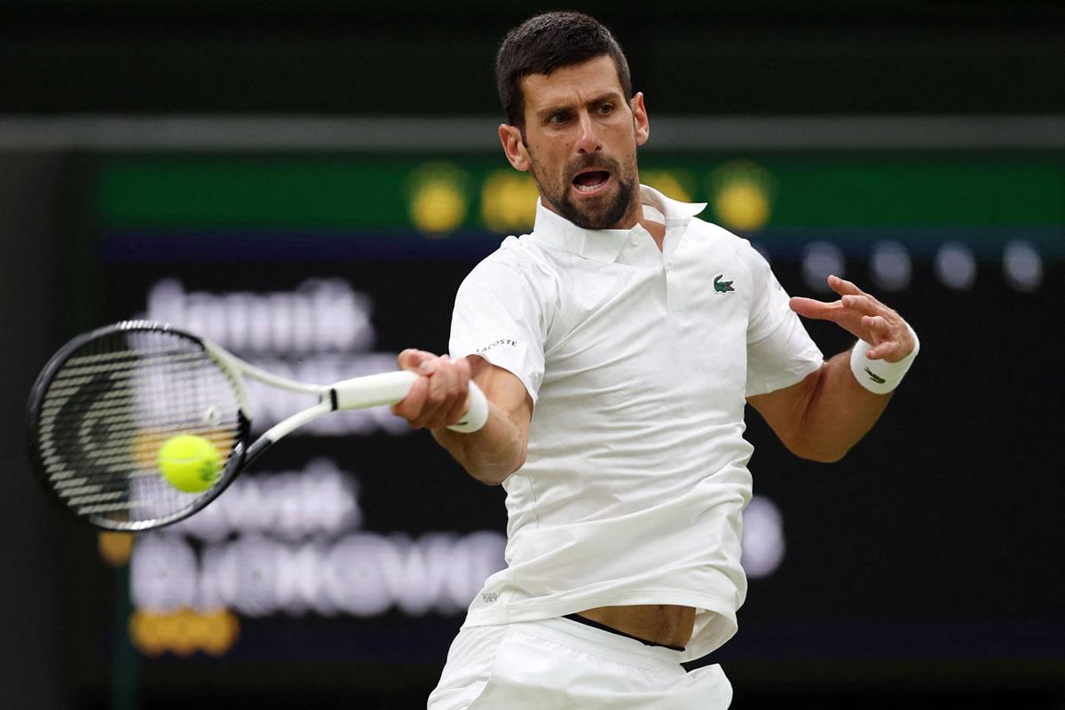 Novak Djokovic fulminó al italiano Jannik Sinner y disputará su novena final en Londres.