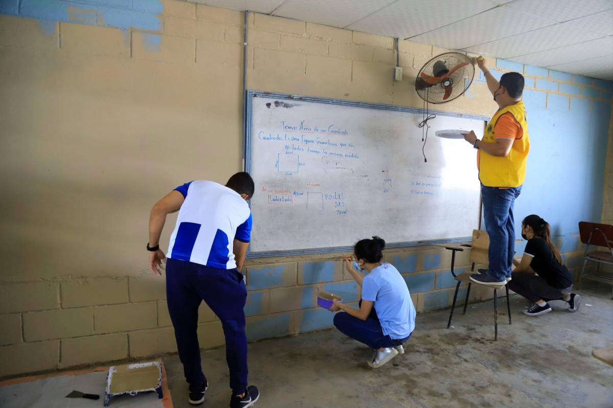Emoción en entrega de las primeras ayudas a escuelas de Chamelecón
