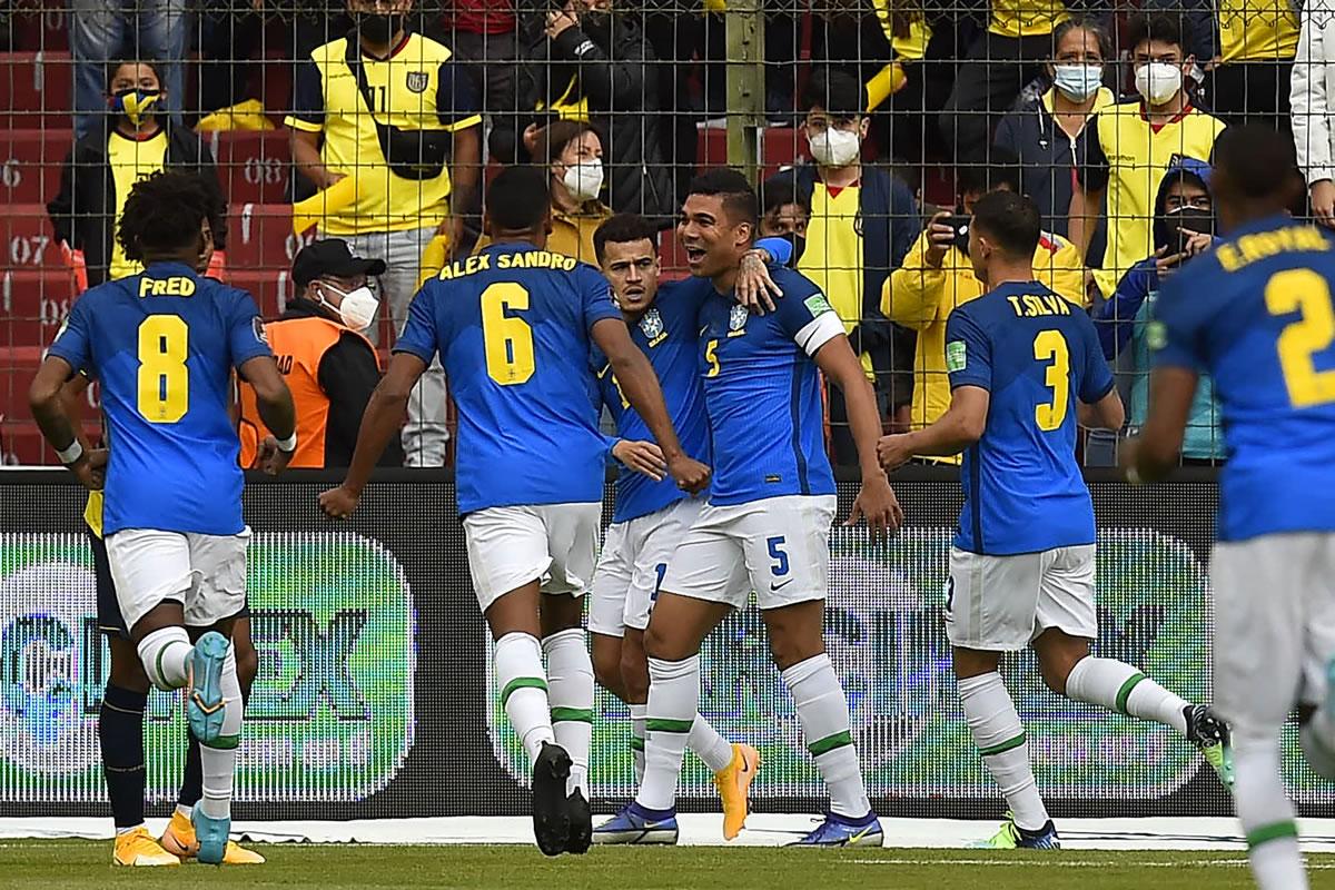 Los jugadores brasileños celebrando el gol de Casemiro.