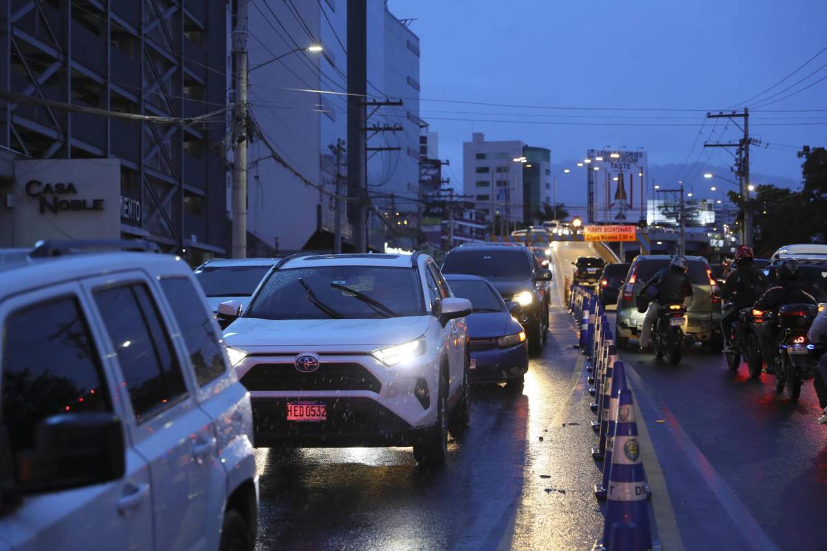 Fotografía general del tráfico durante una llovizna, el 15 de noviembre de 2023, en Tegucigalpa (Honduras)de una llovizna, el 14 de noviembre de 2023, en un sector de Tegucigalpa (Honduras).