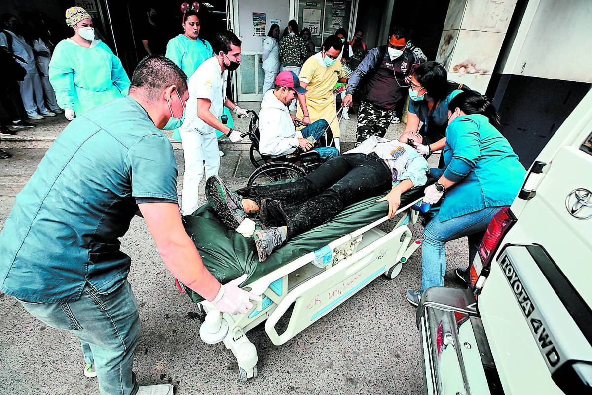 En IHSS y Hospital Escuela atienden a 48 heridos en accidente de autobús