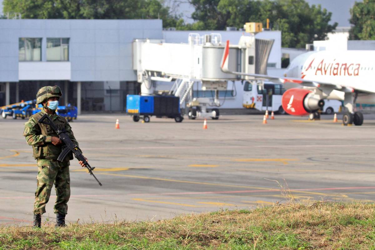 Autoridades de Colombia militarizaron el aeropuerto tras el ataque terrorista que dejó tres muertos.