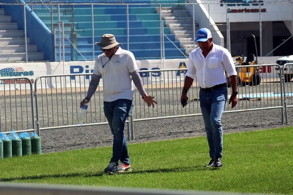 Mario Moncada supervisó el comienzo de los trabajos de instalación de la nueva grama del estadio Nacional Chelato Uclés.