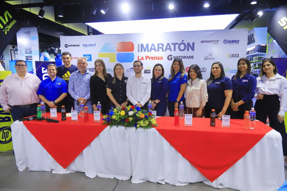 El alcalde sampedrano Roberto Contreras, patrocinadores, directivos del Club Rotario San Pedro Sula y ejecutivos de Grupo Opsa.