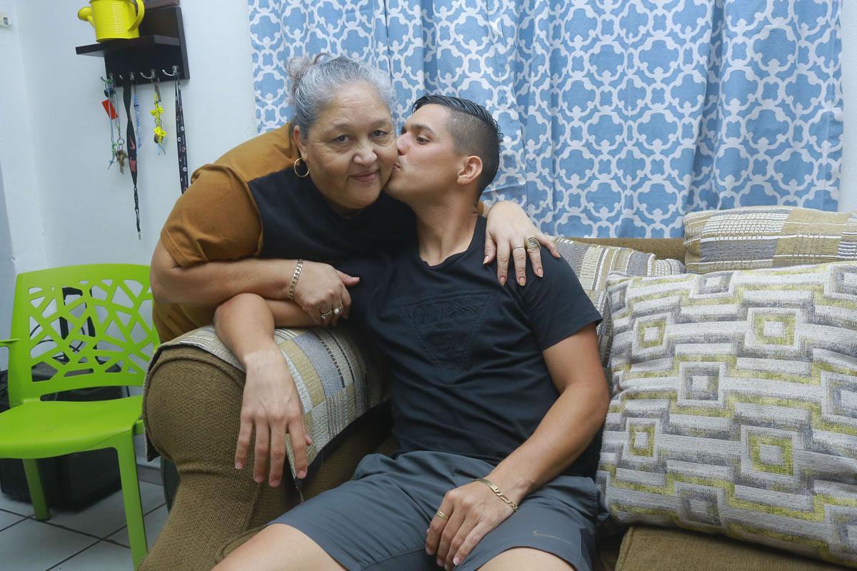 El futbolista besando a su madre Iris Liliana Leiva durante un momento de la entrevista.