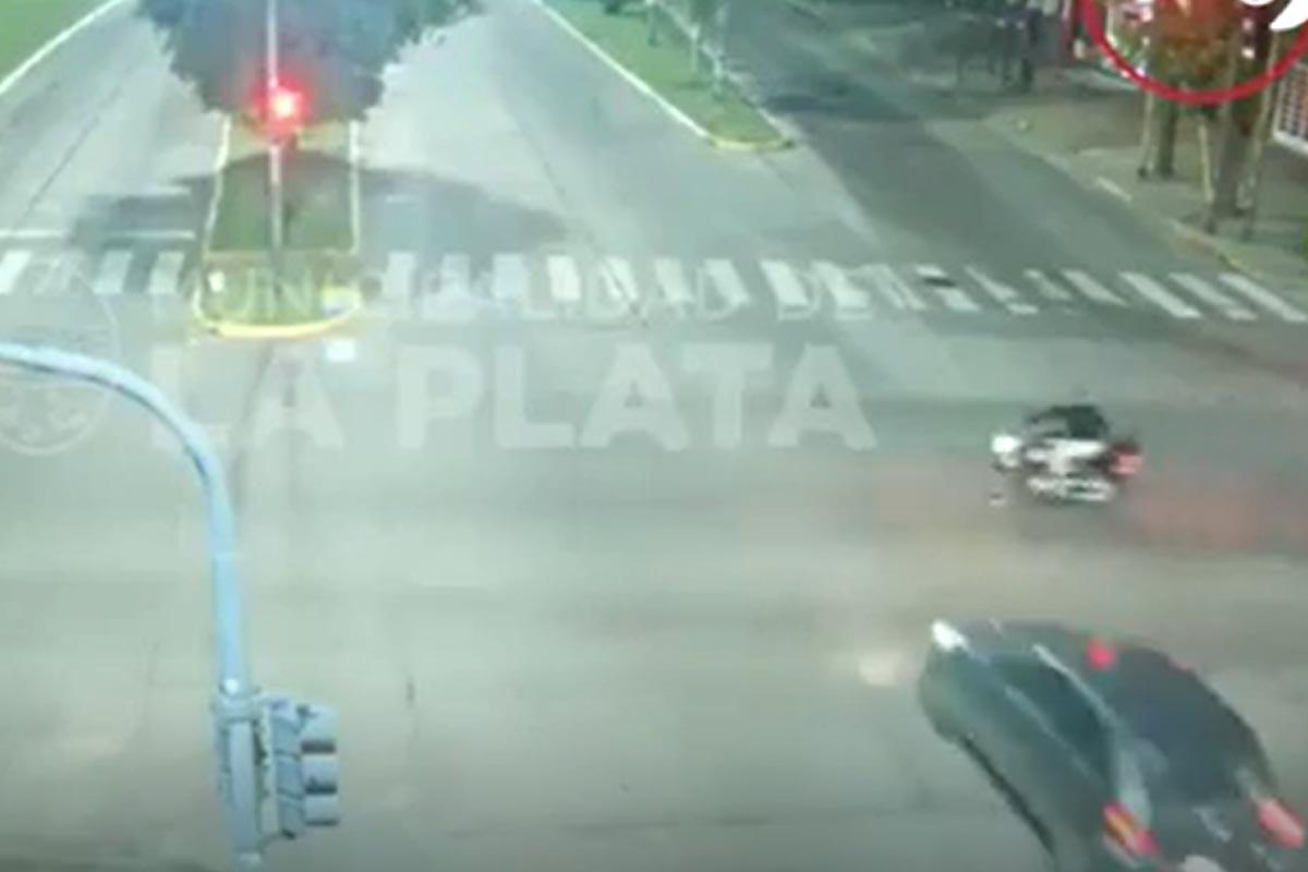 Imagen del video en el que se puede ver el semáforo en rojo cuando ella pasa.