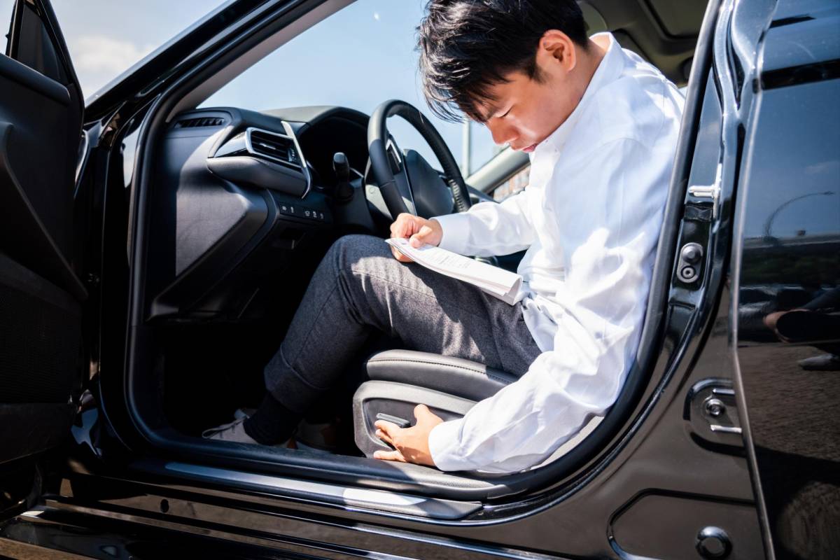 Leer el manual de tu vehículo es imprescindible, sobre todo si eres un conductor principiante.