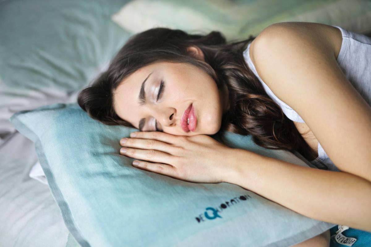 CUIDA TU SUEÑO. Dormir bien es un elemento esencial para que puedas bajar de peso, además ayudará a que tus niveles de estrés bajen y puedas tener mayor disposición para seguir con tu plan.