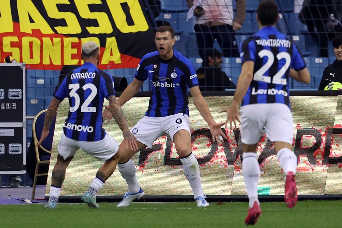 Edin Dzeko festejando su golazo con Federico Dimarco.