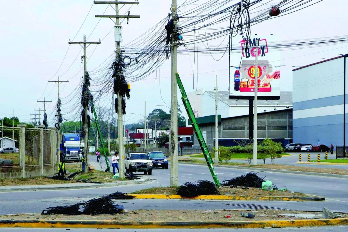 Maraña de cables privados atrasa la ejecución de obras en la ciudad
