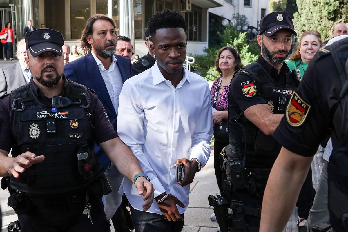 Vinicius se presentó ante un juez para denunciar insultos racista en el estadio Mestalla de Valencia.