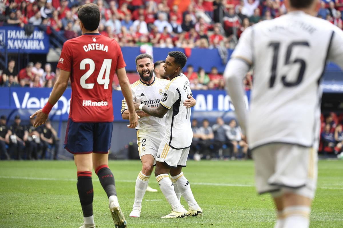 Dani Carvajal se abraza con Rodrygo después de anotar su golazo que devolvió la ventaja al Real Madrid en el marcador.