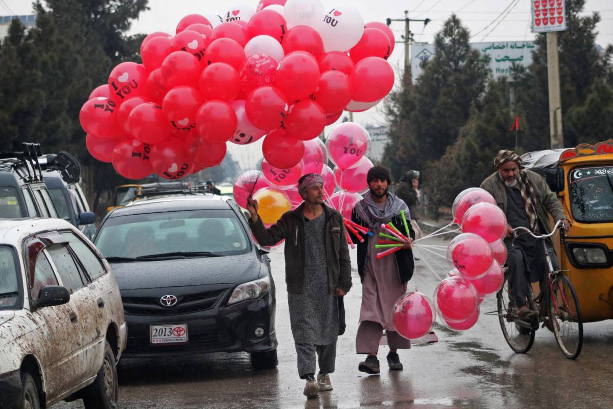 Los comerciantes afganos no logran vender su mercadería alusiva al día de los enamorados tras la prohibición de los talibanes.
