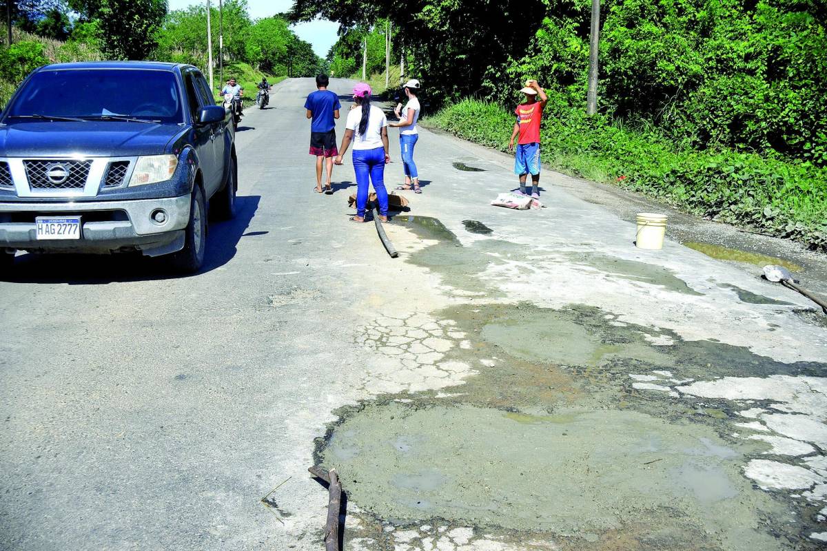 Pobladores que residen desde La Ceiba hasta Trujillo, en Colón, piden una reparación de la vía.
