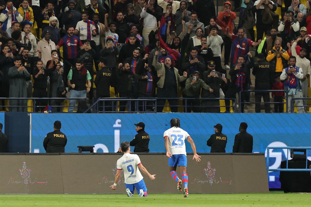Robert Lewandowski celebrando su gol que puso en ventaja al Barcelona.