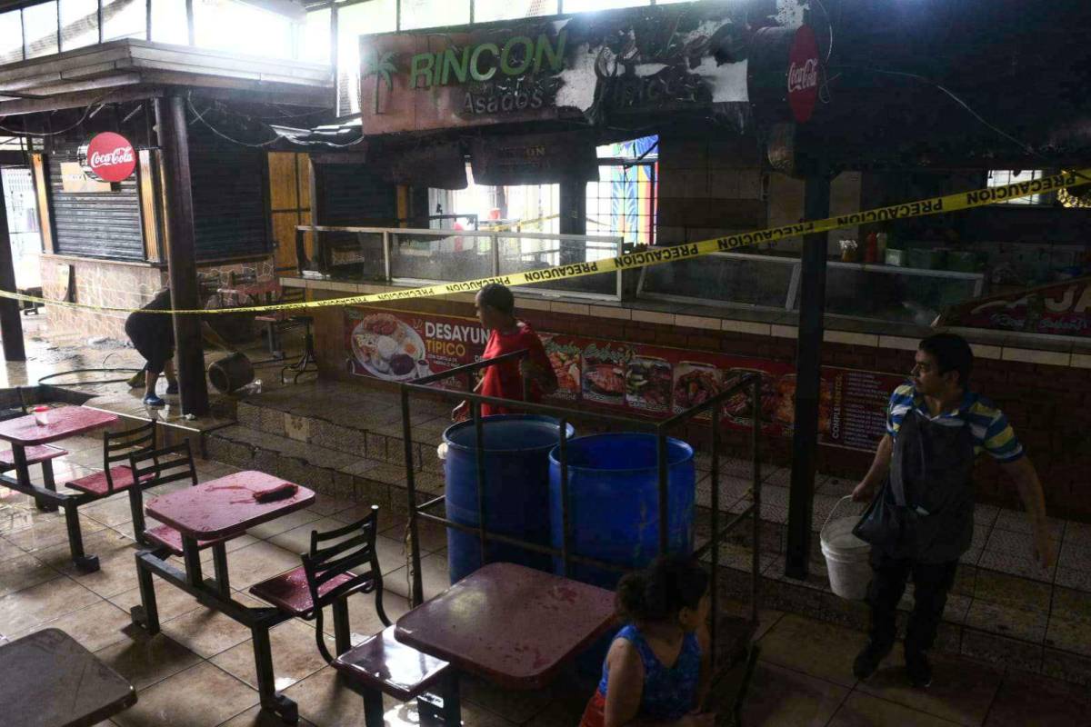 Explosión de un cilindro de gas destruye negocio de comidas en la Plaza Típica