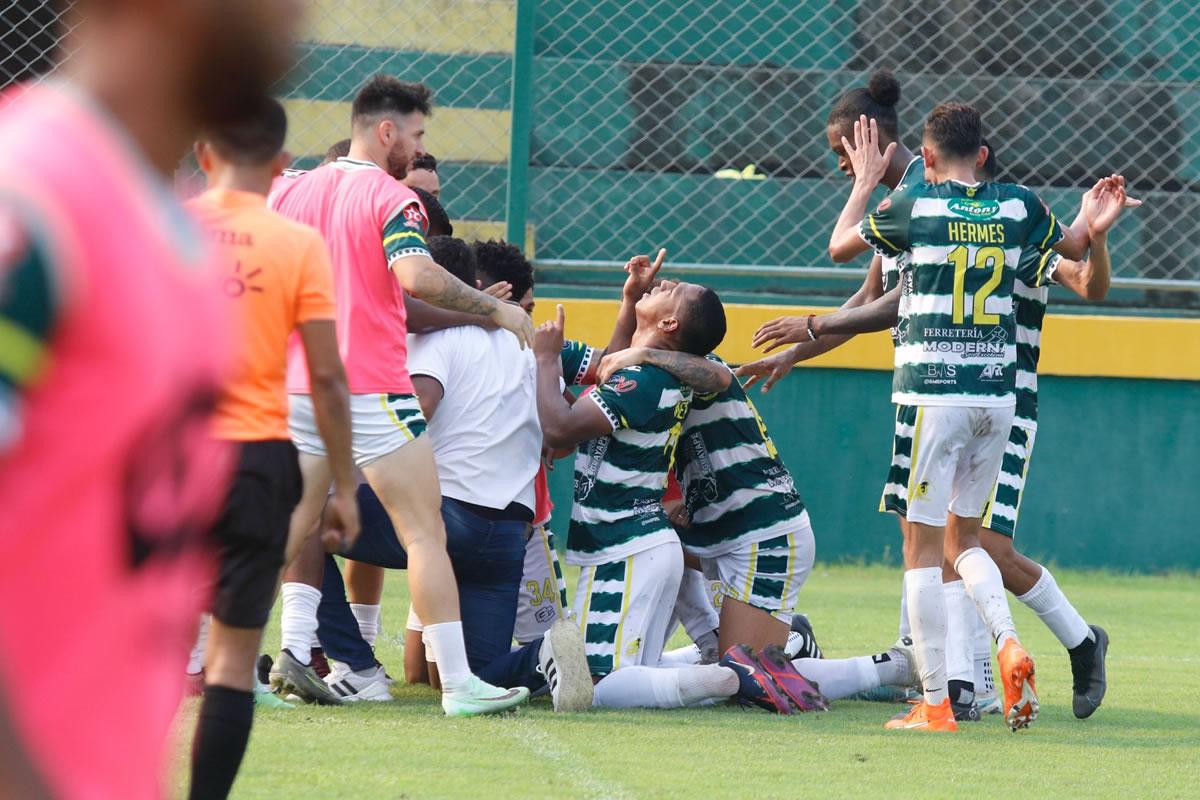 Los jugadores del Juticalpa FC celebrando uno de los goles del triunfo contra el Parrillas One.