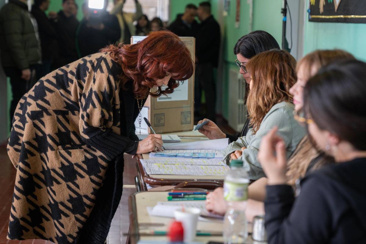 La vicepresidenta de Argentina, Cristina Fernández, emitiendo su voto en un centro de Río Gallegos hoy, en la provincia de Santa Cruz, sur de Argentina.