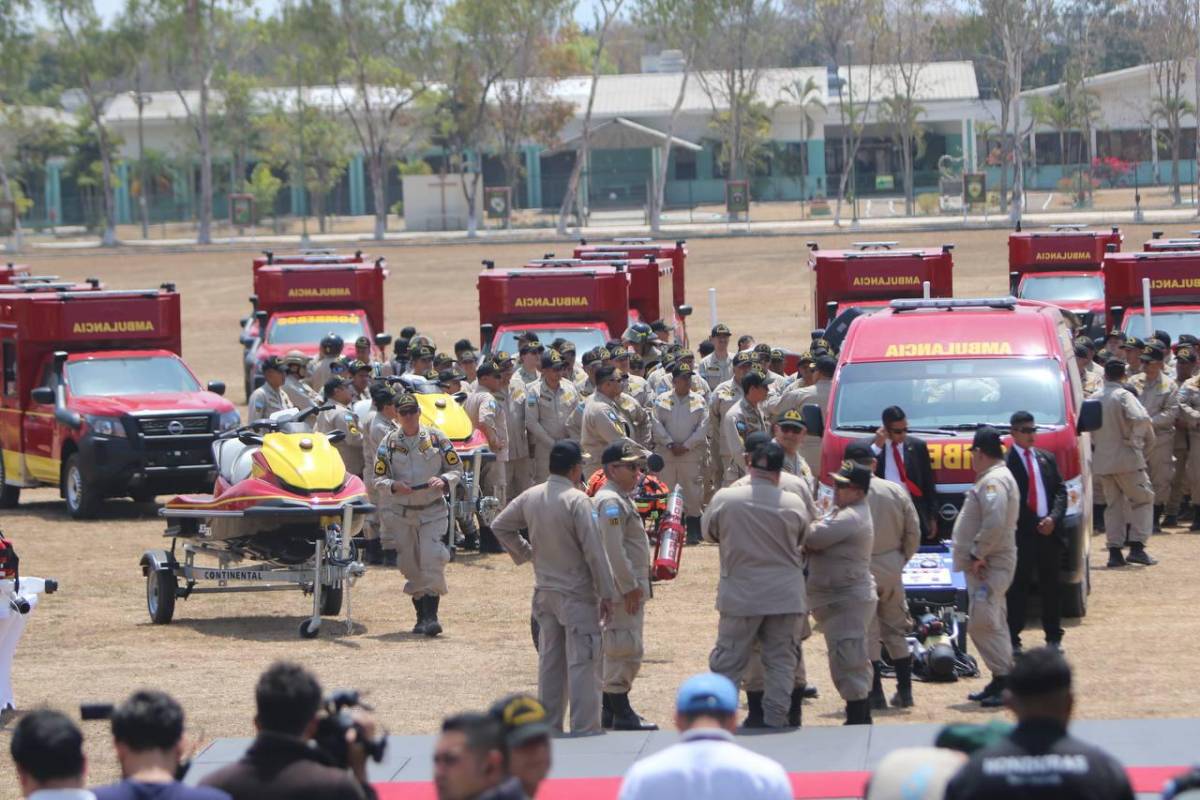 Xiomara Castro entrega 55 ambulancias, 18 pickup y 12 lanchas a los Bomberos