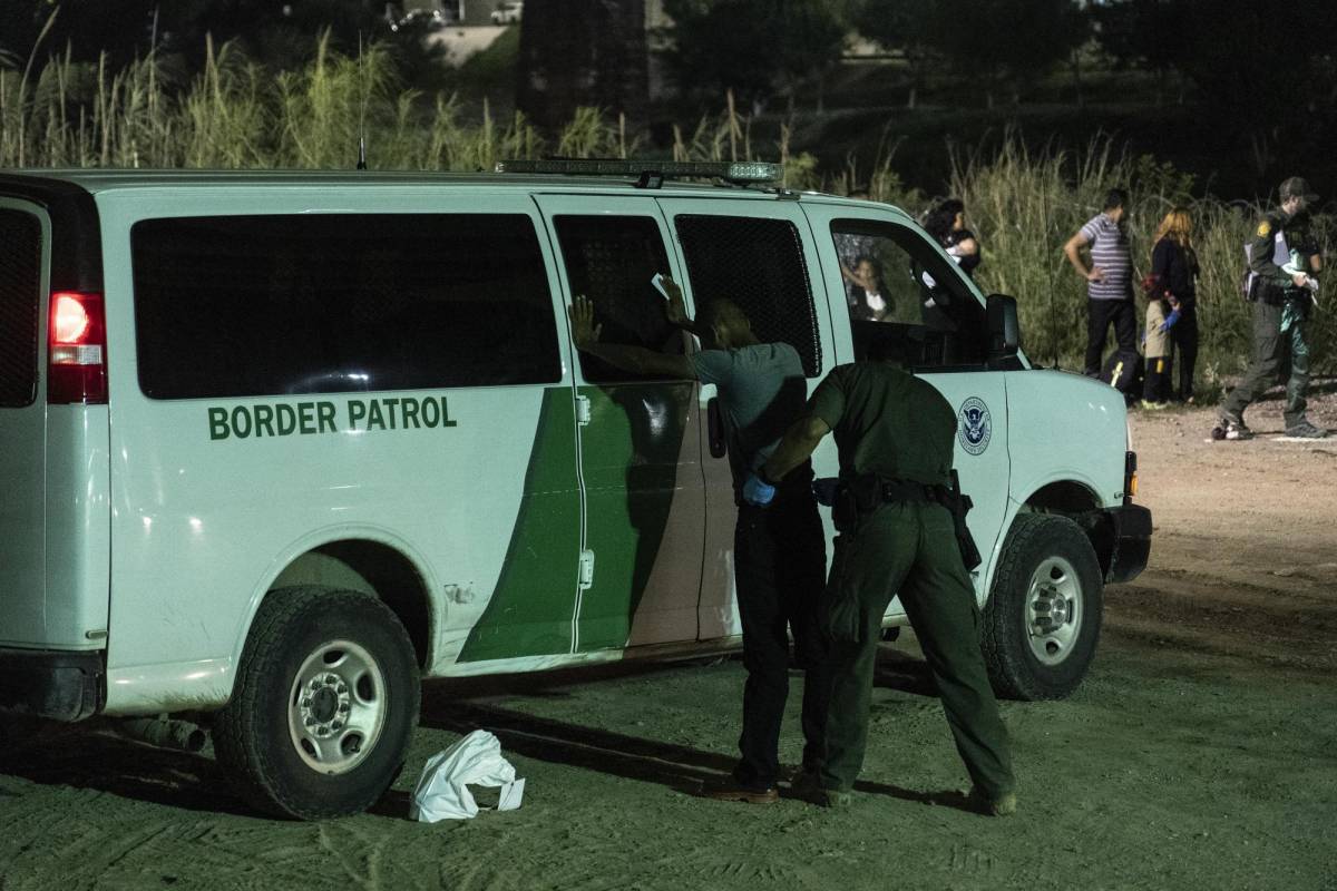Un agente de la Patrulla Fronteriza estadounidense registra a un migrante que solicitó asilo después de cruzar desde México en Eagle Pass, Texas, el 12 de mayo de 2023.