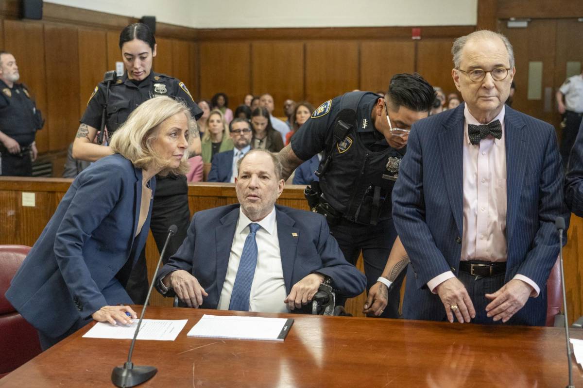 Visiblemente deteriorado físicamente se le vio hoy a Harvey Weinstein en el tribunal. Asistió en sillas de ruedas y estuvo acompañado de sus abogados.