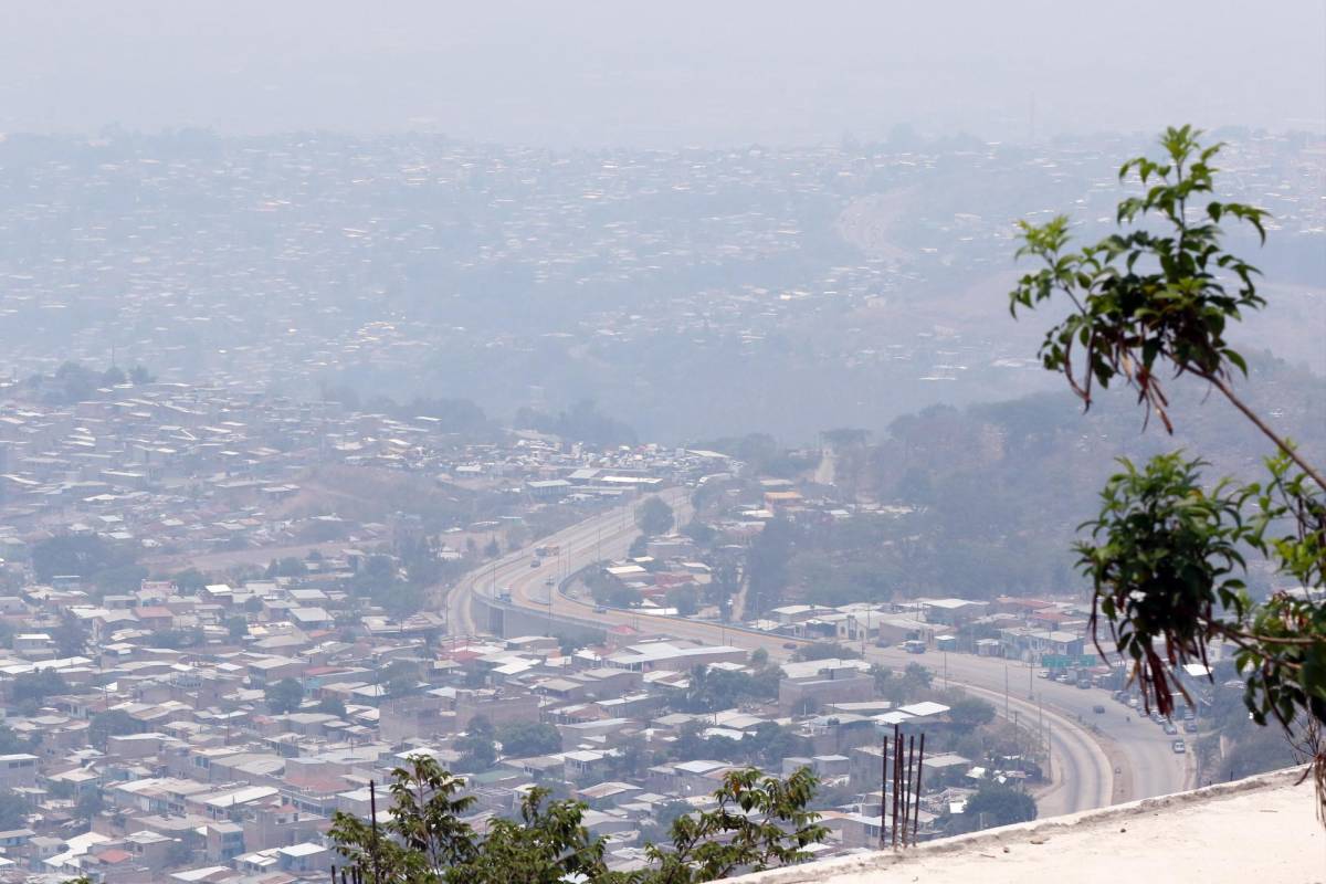 Aeropuerto Toncontín sigue cerrado por capa de humo sobre Tegucigalpa