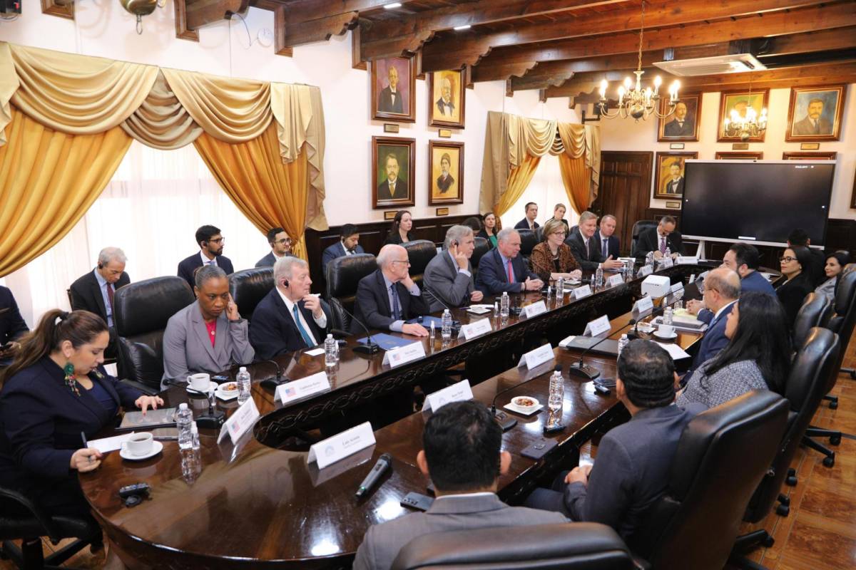 Reunión de senadores y congresistas de EEUU con autoridades del Congreso Nacional de Honduras, este domingo 10 de diciembre de 2023, en Tegucigalpa.