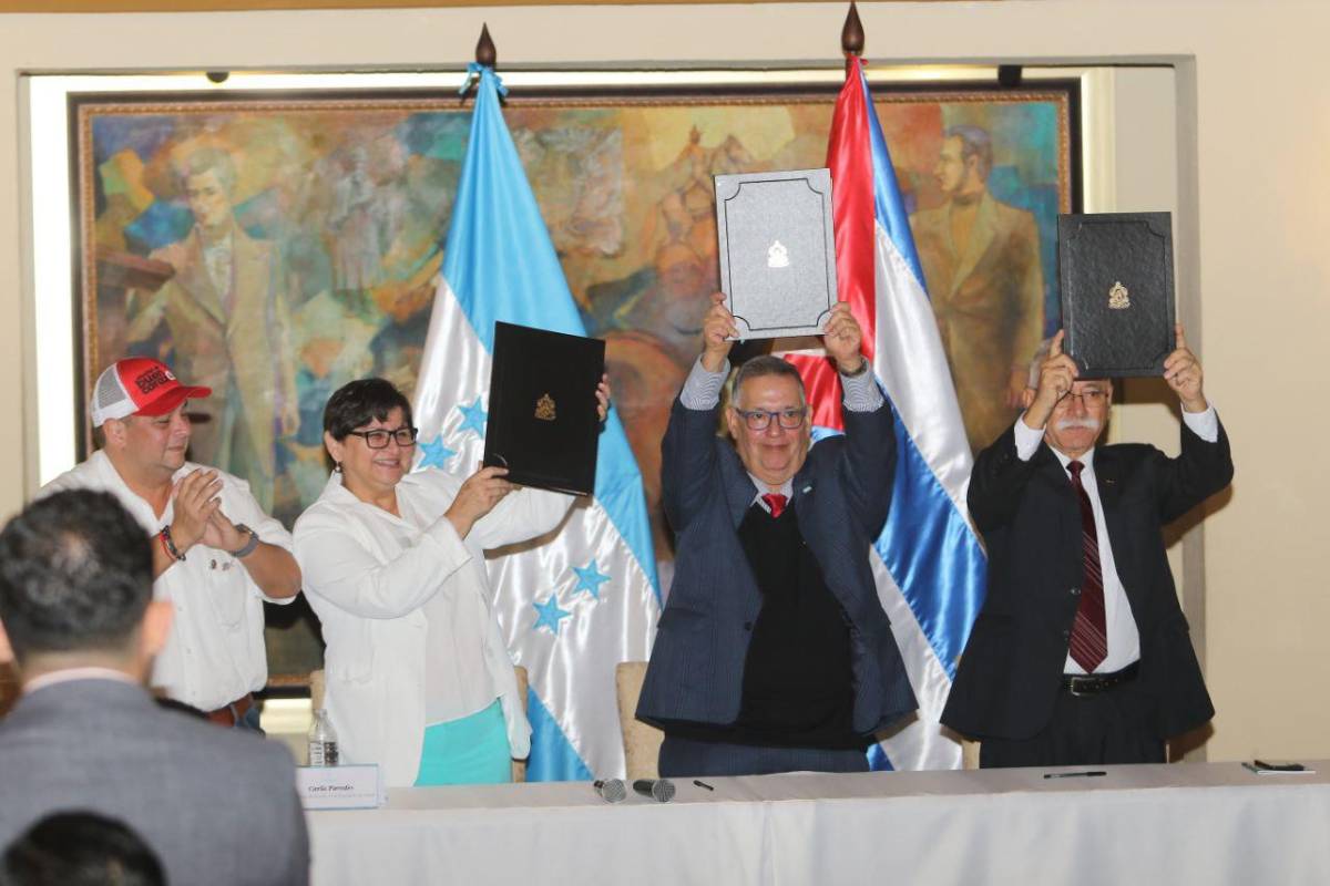 Firma de convenio para llegada de médicos cubanos a Honduras.