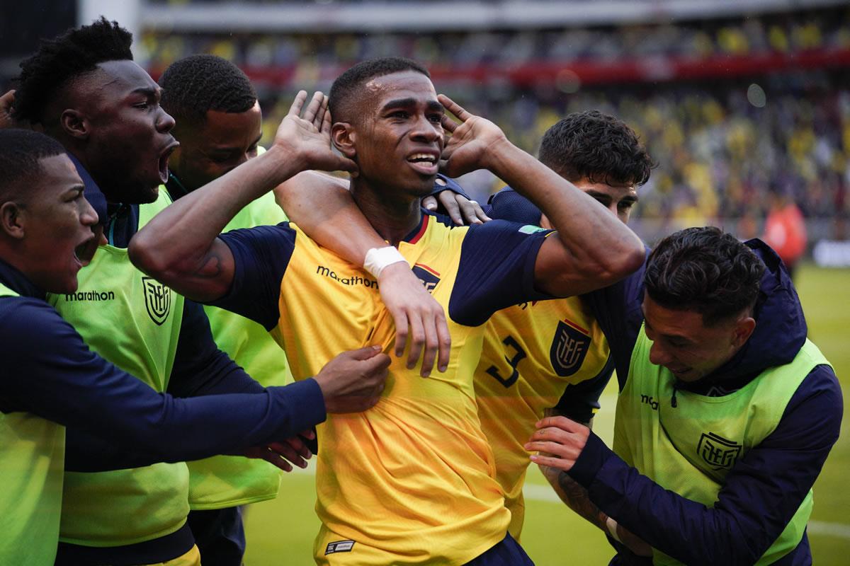 Así festejó Félix Torres su gol que dio el empate a Ecuador.