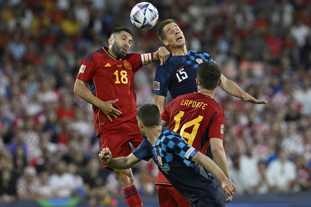 Jordi Alba salta por el balón con el croata Mario Pasalic.