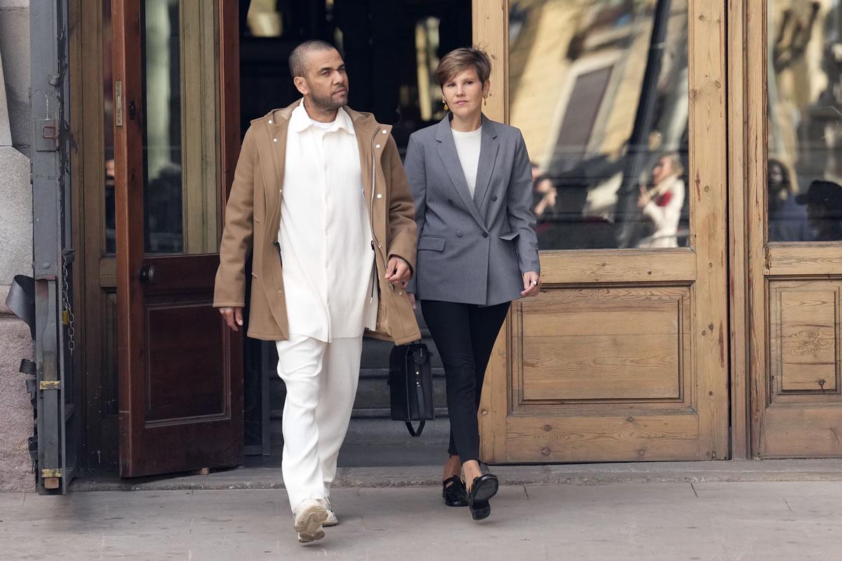 Dani Alves saliendo de los juzgados de Barcelona junto a su abogada Inés Guardiola.