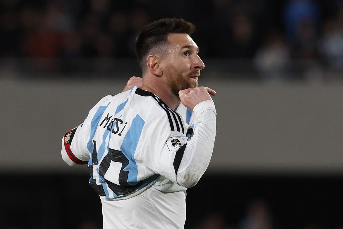 Messi se lamenta después de un tiro libre suyo que se estrelló en el poste.