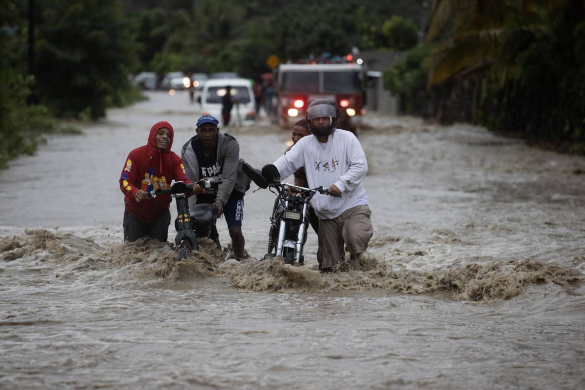 Suben a 21 los muertos por fuertes lluvias en República Dominicana