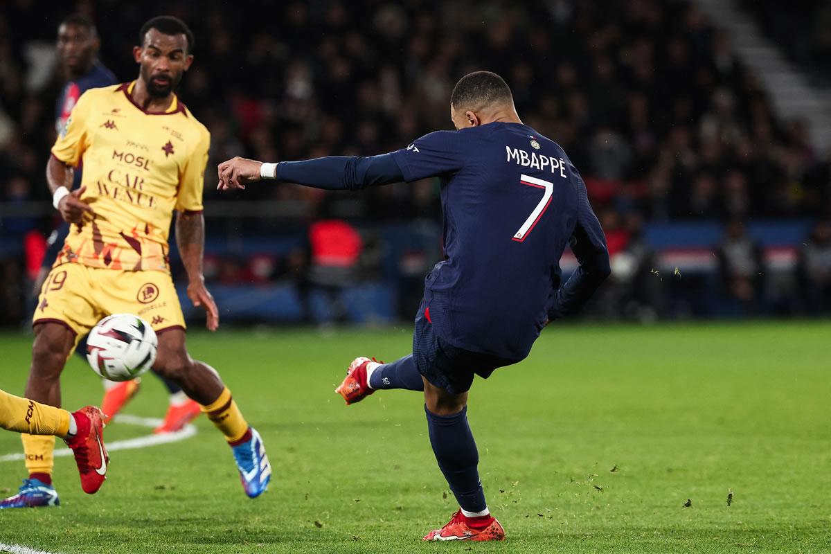 Así le pegó Kylian Mbappé para el golazo que hizo que significó el 2-0 del PSG ante el Metz.