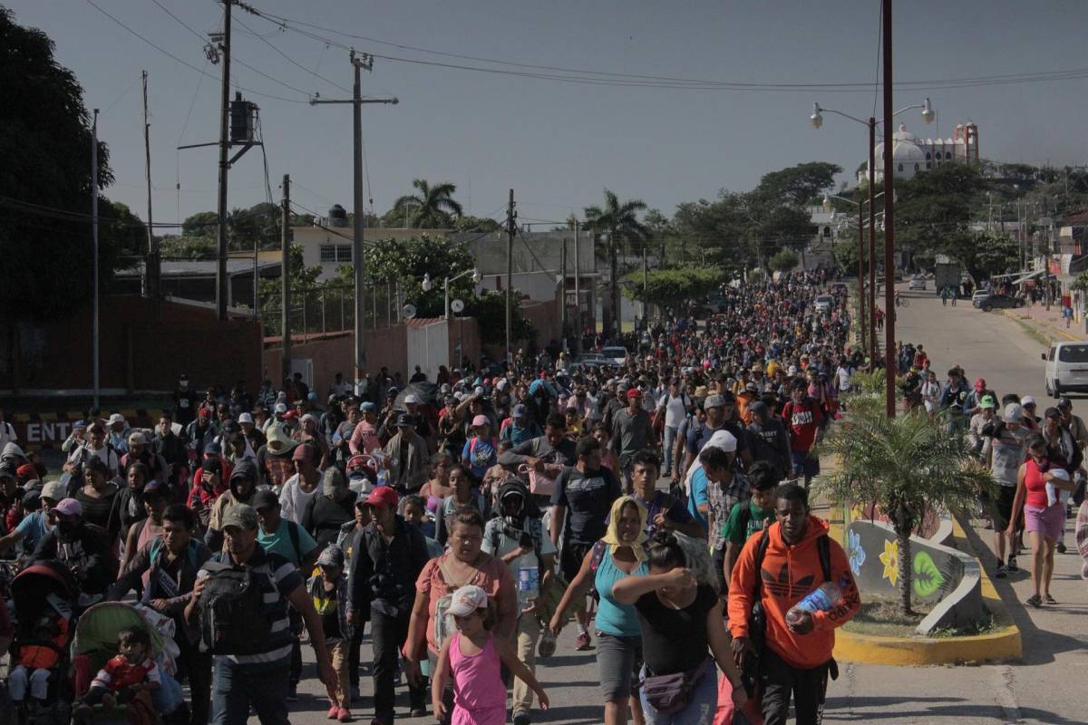 Caravana migrante reanuda su camino en el sur de México y cambia de ruta