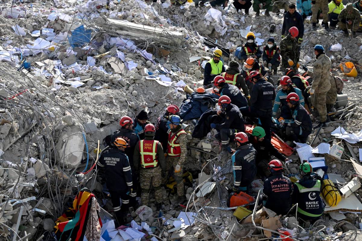 Rescatan a tres jóvenes en Turquía tras 8 días atrapados entre escombros