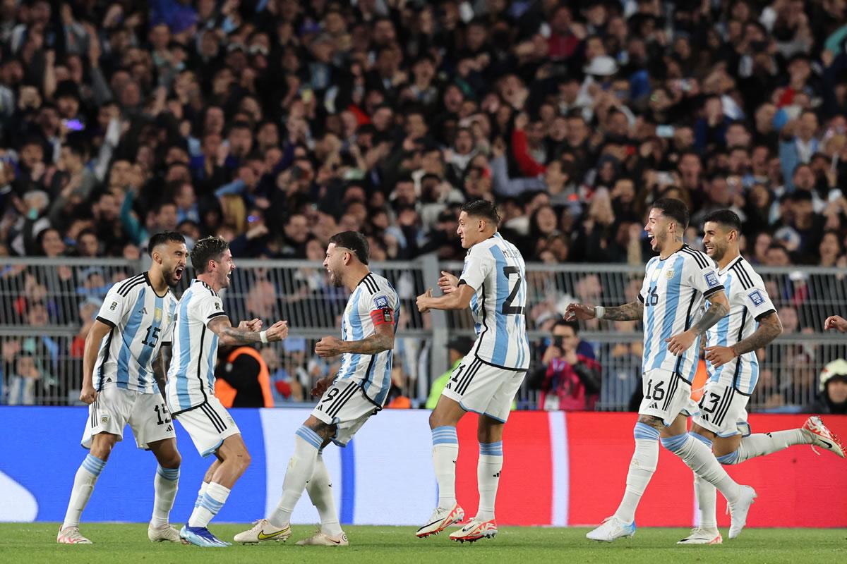 Los jugadores argentinos celebrando el gol de Nicolás Otamendi.