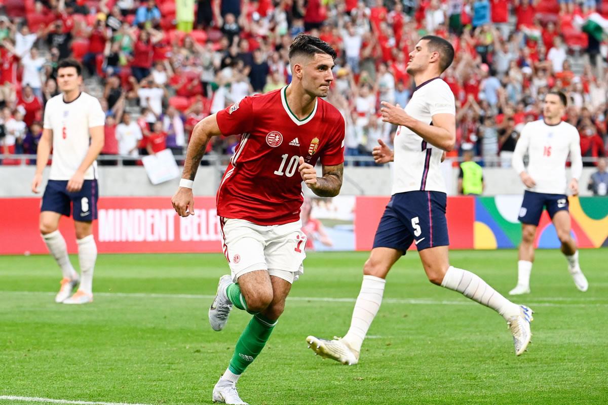 Dominik Szoboszlai corriendo a celebrar su gol para el triunfo histórico de Hungría.
