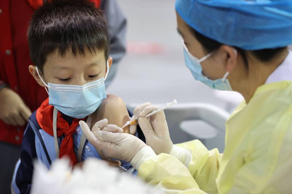 Vacuna de Moderna es eficaz contra ómicron en niños hasta dos años