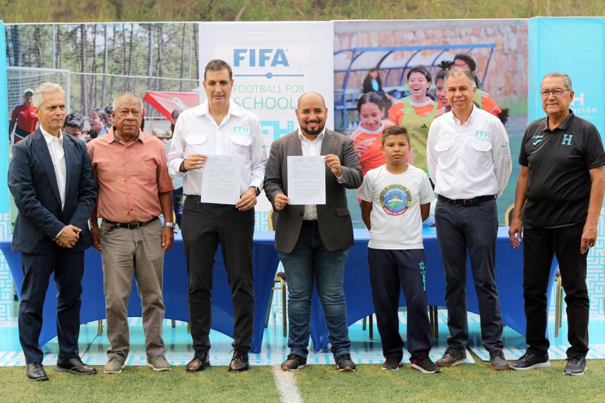 FFH y Ministerio de Educación firman convenio proyectado por FIFA