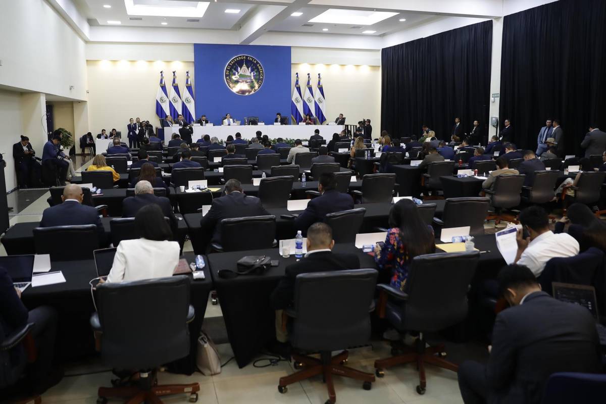 Reforma a Constitución de El Salvador permitiría perpetuarse en el poder, dice activista