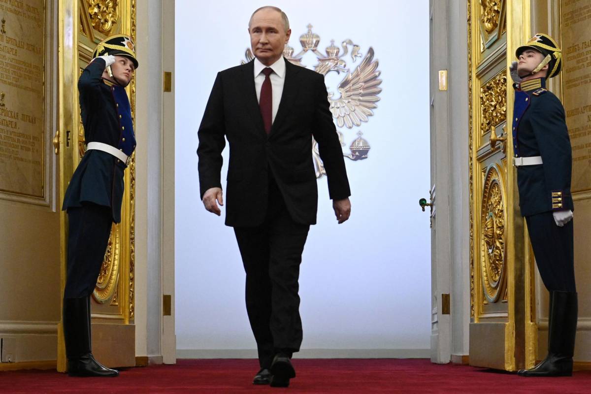 Putin se acerca a los zares al tomar posesión del Kremlin hasta 2030