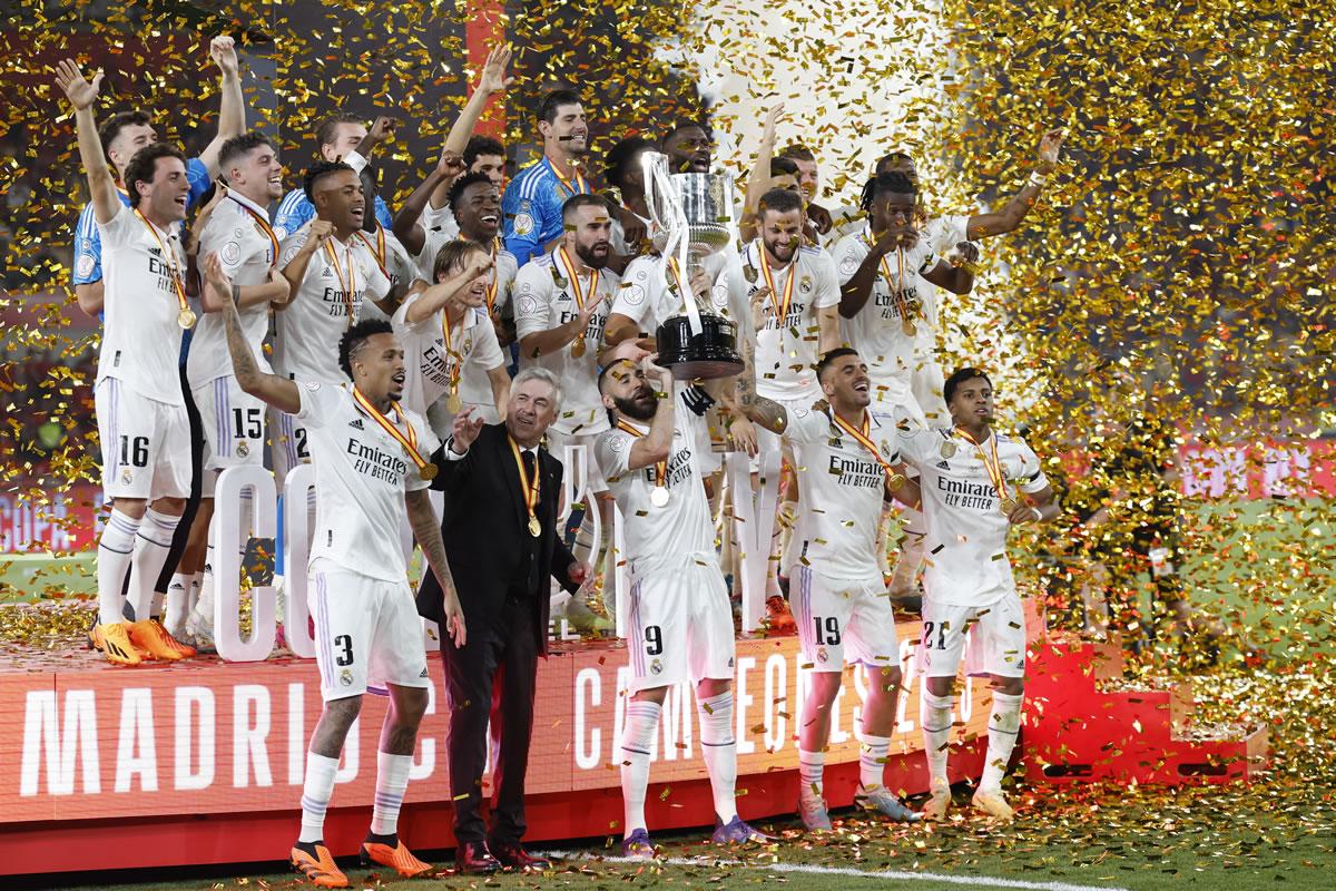 El capitán del Real Madrid, Karim Benzema, levanta junto a sus compañeros y al técnico italiano Carlo Ancelotti la Copa del Rey.