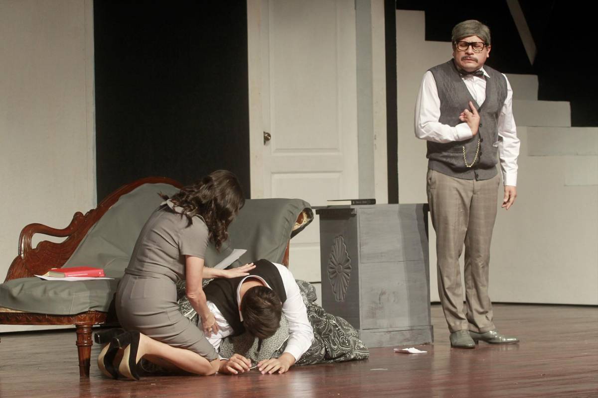 Puesta en escena de la obra “Extraños en un tren”, montada por el Circulo Teatral Sampedrano.