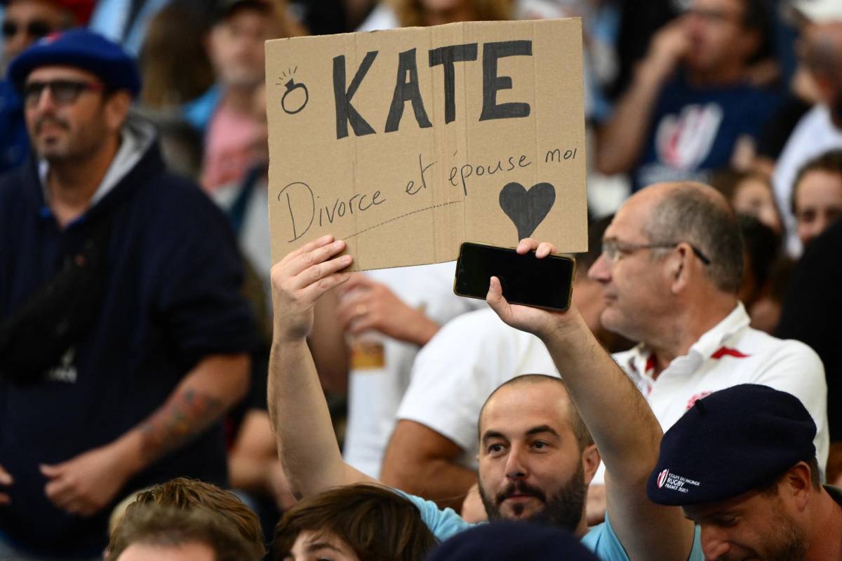 Un aficionado al rugby sostiene un cartel que dice “Kate, divorciate y cásate conmigo” durante el partido de cuartos de final de la Copa Mundial de Rugby.