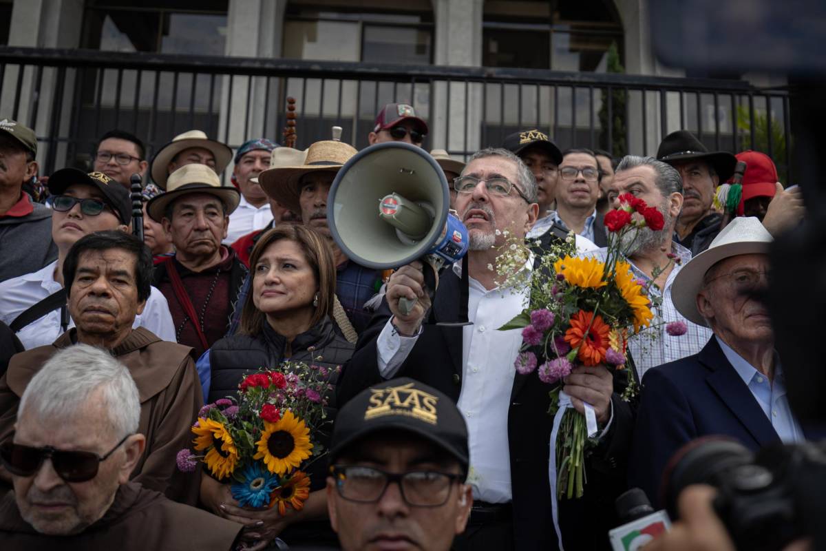 El presidente electo de Guatemala marcha en “defensa de la democracia”