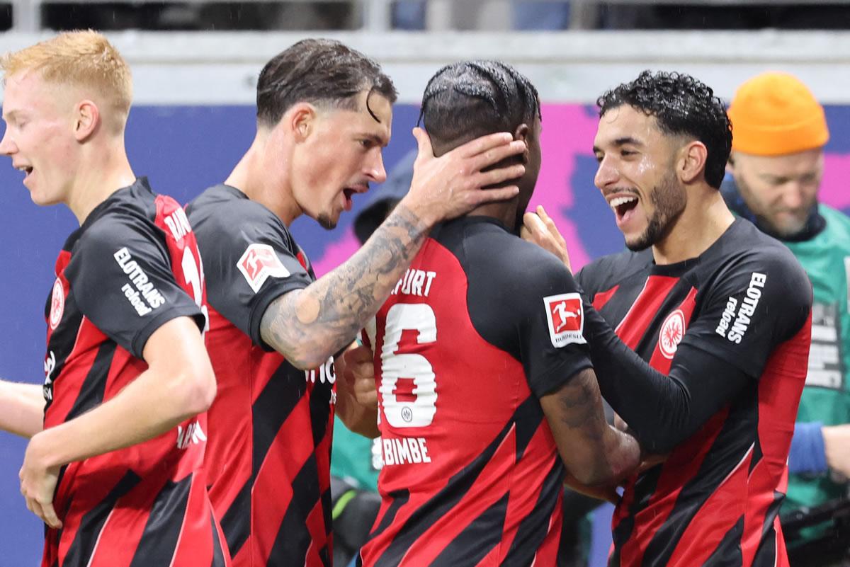 Jugadores del Eintracht Frankfurt celebran el primer gol de Dina Ebimbe, autor de un doblete.