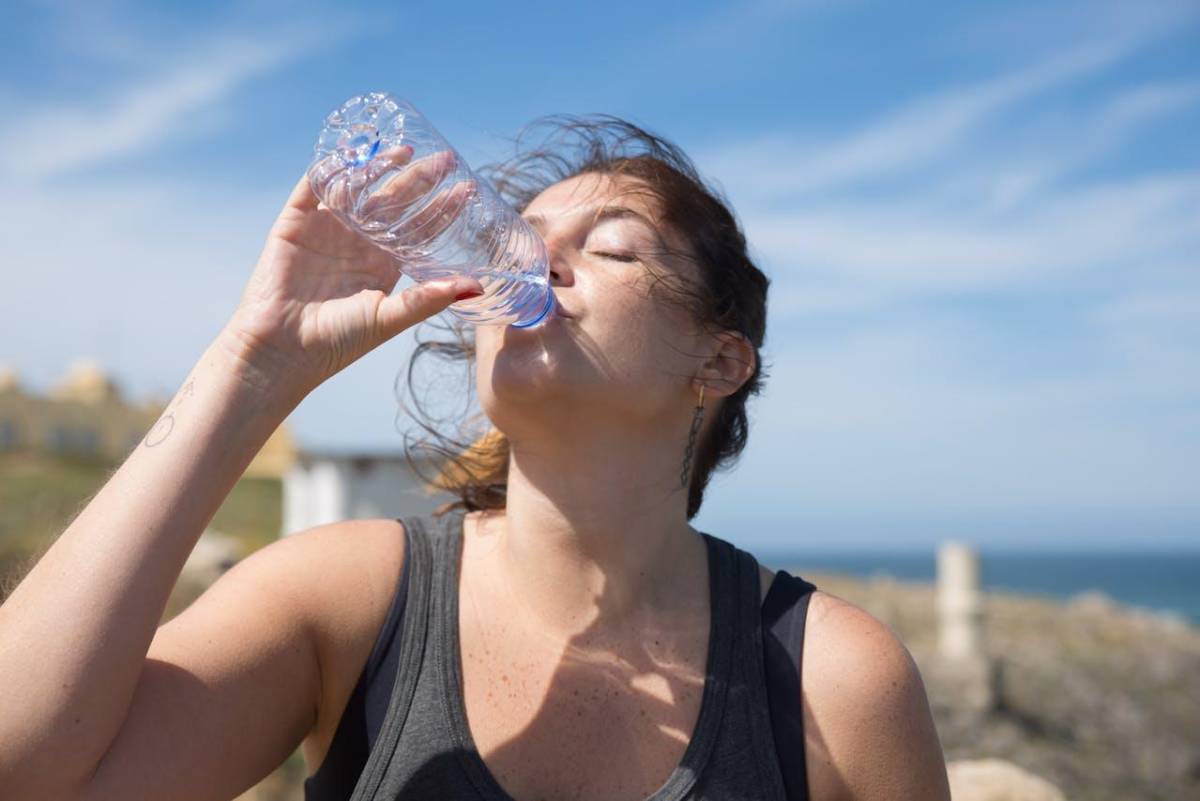 La deshidratación también puede hacer que el cuerpo se ponga en estado de alerta y genere hormonas como el cortisol.
